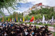 Более 3000 учащихся из 16 школ собрались на выступление Его Святейшества Далай-ламы о светской этике на площадке для учений монастыря Тикси в Ле, Ладак, Индия, 25 июля 2022 года. Фото: Тензин Чойджор