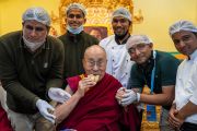 Его Святейшество фотографируется с обслуживающим персоналом во время обеда после его выступления в монастыре Тикси в Ле. Монастырь Тикси, Ле, Ладак, Индия, 25 июля 2022 года. Фото: Тензин Чойджор