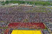 Вид на площадку Шевацель, на которой собралось более 45 000 человек, чтобы послушать учения Его Святейшества Далай-ламы. Ле, Ладак, Индия. 28 июля 2022 г. Фото предоставлено полицией Ладака.