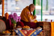 Его Святейшество Далай-лама читает текст Шантидевы «Путь бодхисаттвы» во второй день учений. Ле, Ладак, Индия. 29 июля 2022 года. Фото: Тензин Чойджор (офис ЕСДЛ).