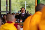 Ладакский переводчик за работой. Второй день учений Его Святейшества Далай-ламы. Ле, Ладак, Индия. 29 июля 2022 года. Фото: Тензин Чойджор (офис ЕСДЛ).