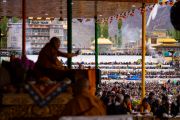 Его Святейшество Далай-лама обращается к собравшимся во время второго дня учений на площадке Шевацель в Ле, Ладак, Индия. 29 июля 2022 года. Фото: Тензин Чойджор (офис ЕСДЛ).