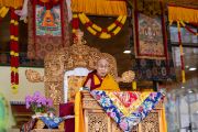 Его Святейшество Далай-лама обращается к собравшимся во второй день учений. Площадка для учений Шевацель в Ле, Ладак, Индия. 29 июля 2022 года. Фото: Тензин Чойджор (офис ЕСДЛ).