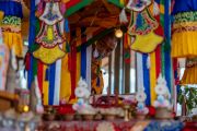 Во время посвящения Авалокитешвары, проводимого Его Святейшеством Далай-ламой в третий день учений, ассистирующий монах открывает занавес павильона мандалы. Ле, Ладак, Индия. 30 июля 2022 года. Фото: Тензин Чойджор (офис ЕСДЛ).