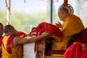 Его Святейшество Далай-лама благословляет ритуальные защитные веревочки во время подготовки к посвящению Авалокитешвары на площадке для учений Шевацель. Ле, Ладак, Индия. 30 июля 2022 года. Фото: Тензин Чойджор (офис ЕСДЛ).