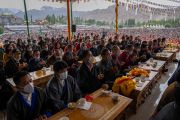 Специально приглашенные и почетные гости читают молитву поднесения мандалы в заключительный день учений Его Святейшества Далай-ламы. Ле, Ладак, Индия. 30 июля 2022 года. Фото: Тензин Чойджор (офис ЕСДЛ).