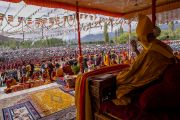 Представители ладакской общины шествуют с подношениями перед Его Святейшеством Далай-ламой во время молебна о долгой жизни, подносимого Ассоциацией буддистов Ладака и Ассоциацией ладакских монастырей. Ле, Ладак, Индия. 30 июля 2022 года. Фото: Тензин Чойджор (офис ЕСДЛ).