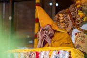 Его Святейшество Далай-лама участвует в молитве во время поднесения ему молебна о долгой жизни на площадке Шевацель. Ле, Ладак, Индия. 30 июля 2022 года. Фото: Тензин Чойджор (офис ЕСДЛ).