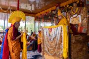 Тикси Ринпоче совершает традиционные подношения Его Святейшеству Далай-ламе во время молебна о долгой жизни. Ле, Ладак, Индия. 30 июля 2022 года. Фото: Тензин Чойджор (офис ЕСДЛ).