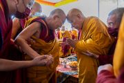 Его Святейшество Далай-лама и Ганден Трипа Лобсанг Тензин Ринпоче обмениваются приветствиями по завершении молебна о долгой жизни. Ле, Ладак, Индия. 30 июля 2022 года. Фото: Тензин Чойджор (офис ЕСДЛ).