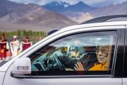 Его Святейшество Далай-лама подъезжает к Синдху Гат на церемонию вручения награды «Пелнгам Дутон – 2022», приуроченную ко дню величия Ладака. Ле, Ладак, Индия. 5 августа 2022 г. Фото: Тензин Чойджор (офис ЕСДЛ).