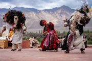 Артисты исполняют праздничный танец Лхардак во время церемонии «Пелнгам Дутон – 2022». Ле, Ладак, Индия. 5 августа 2022 года. Фото: Тензин Чойджор (офис ЕСДЛ).