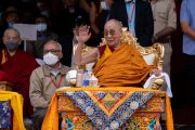 Его Святейшество Далай-лама приветствует выступающих во время церемонии вручения ему награды, приуроченной ко дню величия Ладака. Ле, Ладак, Индия. 5 августа 2022 г. Фото: Тензин Чойджор (офис ЕСДЛ).