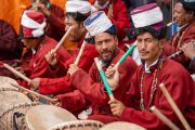 Ладакские музыканты, исполняющие традиционную музыку, аккомпанируют выступающим танцорам. Ле, Ладак, Индия. 5 августа 2022 г. Фото: Тензин Чойджор (офис ЕСДЛ).