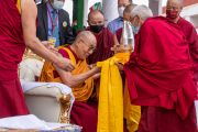 Тиксе Ринпоче вручает Его Святейшеству Далай-ламе награду «Пелнгам Дутон – 2022». Ле, Ладак, Индия. 5 августа 2022 г. Фото: Тензин Чойджор (офис ЕСДЛ).