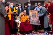 Его Святейшество Далай-лама позирует для фото с высокопоставленными лицами Ладака. Ле, Ладак, Индия. 5 августа 2022 г. Фото: Тензин Чойджор (офис ЕСДЛ).
