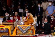 Его Святейшество Далай-лама шутит, обращаясь к собравшимся после вручения ему награды «Пелнгам Дутон – 2022». Ле, Ладак, Индия. 5 августа 2022 г. Фото: Тензин Чойджор (офис ЕСДЛ).