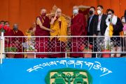 Его Святейшество Далай-лама приветствует более 6500 тибетцев, собравшихся в тибетской детской деревне Чогламсара. Ле, Ладак, Индия. 7 августа 2022 г. Фото: Тензин Чойджор (офис ЕСДЛ).