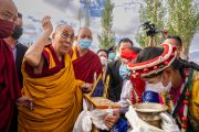 Члены тибетской общины подносят традиционное приветствие Его Святейшеству Далай-ламе, прибывшему в тибетскую детскую деревню Чогламсара. Ле, Ладак, Индия. 7 августа 2022 г. Фото: Тензин Чойджор (офис ЕСДЛ).