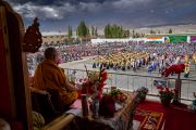 Его Святейшество Далай-лама смотрит выступления артистов, исполняющих традиционные песни и танцы. Ле, Ладак, Индия. 7 августа 2022 г. Фото: Тензин Чойджор (офис ЕСДЛ).