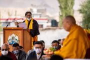 Главный представитель Центральной тибетской администрации в Ладаке Дхондуп Таши выступает с кратким докладом перед Его Святейшеством Далай-ламой. Ле, Ладак, Индия. 7 августа 2022 г. Фото: Тензин Чойджор (офис ЕСДЛ).