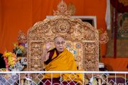 Его Святейшество Далай-лама выступает перед более чем 6500 тибетцев, собравшихся в тибетской детской деревне Чогламсара. Ле, Ладак, Индия. 7 августа 2022 г. Фото: Тензин Чойджор (офис ЕСДЛ).
