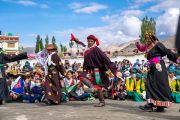 Представители тибетского поселения в Ле исполняют песни и танцы во время праздничной программы для членов тибетской общины и Его Святейшества Далай-ламы. Ле, Ладак, Индия. 7 августа 2022 г. Фото: Тензин Чойджор (офис ЕСДЛ).