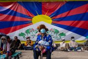 Собравшиеся сидят перед большим государственным флагом Тибета, слушая выступление Его Святейшества Далай-ламы. Ле, Ладак, Индия. 7 августа 2022 г. Фото: Тензин Чойджор (офис ЕСДЛ).