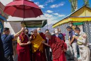 Его Святейшество Далай-лама покидает площадку тибетской детской деревни по завершении встречи с тибетцами, живущими в Ладаке. Ле, Ладак, Индия. 7 августа 2022 г. Фото: Тензин Чойджор (офис ЕСДЛ).
