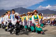 Ученики школы тибетской детской деревни Чогламсара исполняют танец перед Его Святейшеством Далай-ламой и членами тибетской общины. Ле, Ладак, Индия. 7 августа 2022 г. Фото: Тензин Чойджор (офис ЕСДЛ).