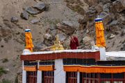 Монахи на крыше монастыря Лингшед в предвкушении прибытия Его Святейшества Далай-ламы готовятся сыграть на традиционных трубах. Лингшед, Ладак, Индия. 10 августа 2022 г. Фото: Тензин Чойджор (офис ЕСДЛ).