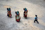 Местные жители в традиционных нарядах спешат к месту проведения учений Его Святейшества Далай-ламы. Лингшед, Ладак, Индия. 10 августа 2022 г. Фото: Тензин Чойджор (офис ЕСДЛ).