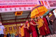 Его Святейшество Далай-лама приветствует собравшихся на площадке для учений во время церемонии закрытия Лингон Ярчо Ченмо. Лингшед, Ладак, Индия. 10 августа 2022 г. Фото: Тензин Чойджор (офис ЕСДЛ).