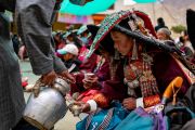 Волонтеры угощают чаем слушателей, собравшихся на учения Его Святейшества Далай-ламы. Лингшед, Ладак, Индия. 10 августа 2022 г. Фото: Тензин Чойджор (офис ЕСДЛ).