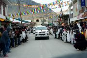Члены местной общины выстроились на улицах Падума, чтобы приветствовать Его Святейшество Далай-ламу по прибытии в гималайский регион Занскар. Ладак, Индия. 11 августа 2022 г. Фото: Лобсанг Церинг (офис ЕСДЛ).