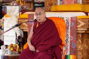 Его Святейшество Далай-лама выступает перед собравшимися на площадке для учений. Занскар, Ладак, Индия. 11 августа 2022 г. Фото: Лобсанг Церинг (офис ЕСДЛ).