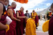 По пути в свою временную резиденцию Его Святейшество Далай-лама останавливается, чтобы пообщаться с молодыми монахами. Занскар, Ладак, Индия. 11 августа 2022 г. Фото: Лобсанг Церинг (офис ЕСДЛ).