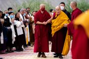 Его Святейшество Далай-лама идет от своей резиденции к месту проведения учений и молебна о долголетии. Занскар, Ладак, Индия. 12 августа 2022 г. Фото: Тензин Чойджор (офис ЕСДЛ).