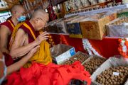 Его Святейшество Далай-лама благословляет пилюли долгой жизни, которые будут раздаваться во время молебна о долголетии. Занскар, Ладак, Индия. 12 августа 2022 г. Фото: Тензин Чойджор (офис ЕСДЛ).