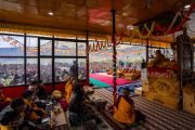 Вид из павильона на более чем 15 000 человек, собравшихся на учения Его Святейшества Далай-ламы и молебен о долголетии. Занскар, Ладак, Индия. 12 августа 2022 г. Фото: Тензин Чойджор (офис ЕСДЛ).