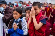 Юные слушатели приветствуют Его Святейшество Далай-ламу по прибытии на площадку для учений. Занскар, Ладак, Индия. 12 августа 2022 г. Фото: Тензин Чойджор (офис ЕСДЛ).