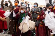 Представители СМИ ведут запись учений Его Святейшества Далай-ламы и молебна о долголетии. Занскар, Ладак, Индия. 12 августа 2022 г. Фото: Тензин Чойджор (офис ЕСДЛ).
