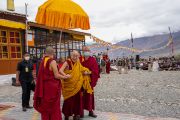 Члены местной общины исполняют песню во время молебна о долголетии Его Святейшества Далай-ламы. Занскар, Ладак, Индия. 12 августа 2022 г. Фото: Тензин Чойджор (офис ЕСДЛ).http://savetibet.ru/uploads/posts/2022-08/1660309224_2022-08-12-zanskar-g13_sa13259.jpg[/thumb][thumb=