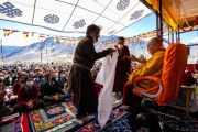 Директор государственного колледжа Насир Шабани приветствует Его Святейшество Далай-ламу на площадке для учений перед началом его беседы с молодежью Занскара. Ладак, Индия. 13 августа 2022 г. Фото: Тензин Чойджор (офис ЕСДЛ).