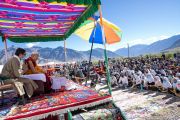 Его Святейшество Далай-лама выступает перед членами мусульманской общины на площади перед мечетью в Падуме. Занскар, Ладак, Индия. 13 августа 2022 г. Фото: Тензин Чойджор (офис ЕСДЛ).