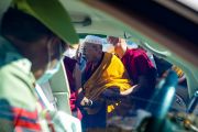 Покидая площадь при мечети в Падуме, Его Святейшество Далай-лама прощается с членами мусульманской общины. Занскар, Ладак, Индия. 13 августа 2022 г. Фото: Тензин Чойджор (офис ЕСДЛ).