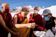 Его Святейшество Далай-лама в головном уборе, подаренном членами мусульманской общины, прибывает на площадь при мечети в Падуме. Занскар, Ладак, Индия. 13 августа 2022 г. Фото: Тензин Чойджор (офис ЕСДЛ).