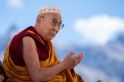 Его Святейшество Далай-лама в головном уборе, подаренном ему мусульманской общиной Падума. Занскар, Ладак, Индия. 13 августа 2022 г. Фото: Тензин Чойджор (офис ЕСДЛ).