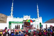 Вид на площадь при местной мечети в Падуме во время встречи Его Святейшества Далай-ламы с членами мусульманской общины. Занскар, Ладак, Индия. 13 августа 2022 г. Фото: Тензин Чойджор (офис ЕСДЛ).