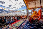 Его Святейшество Далай-лама выступает с обращением к местной молодежи. Занскар, Ладак, Индия. 13 августа 2022 г. Фото: Тензин Чойджор (офис ЕСДЛ).